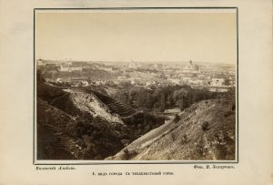 1. Vilhelmas Zacharčikas. Vilniaus panorama nuo Trijų Kryžių kalno. Fotografija iš „Vilniaus albumo“. Nr. 1. Apie 1866 m. LNDM ED 199068. Naudojimo teisės: PD. Nuotrauka iš LIMIS