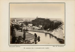 Vilhelmas Zacharčikas. Vilnia ir Botanikos sodas Pilies kalno papėdėje. Fotografija iš „Vilniaus albumo“. Nr. 10. Apie 1866 m. LNDM ED 199077. Lietuvos nacionalinis dailės muziejus. Naudojimo teisės: PD. Nuotrauka iš LIMIS