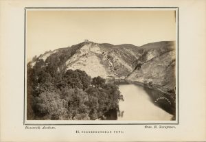 Vilhelmas Zacharčikas. Trijų kryžių kalnas. Fotografija iš „Vilniaus albumo“. Nr. 11. Apie 1866 m. LNDM ED 199078. Lietuvos nacionalinis dailės muziejus. Naudojimo teisės: PD. Nuotrauka iš LIMIS