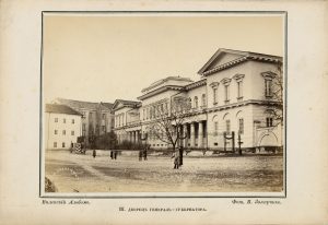 Vilhelmas Zacharčikas. Generalgubernatūros rūmai. Fotografija iš „Vilniaus albumo“. Nr. 18. Apie 1866 m. LNDM ED 199084. Lietuvos nacionalinis dailės muziejus. Naudojimo teisės: PD. Nuotrauka iš LIMIS