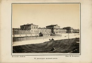 Vilhelmas Zacharčikas. Debarkaderis Vilniaus geležinkelio stotyje. Fotografija iš „Vilniaus albumo“. Nr. 19. Apie 1866 m. LNDM ED 199085. Lietuvos nacionalinis dailės muziejus. Naudojimo teisės: PD. Nuotrauka iš LIMIS