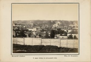Vilhelmas Zacharčikas. Vilniaus panorama nuo Tauro kalno. Fotografija iš „Vilniaus albumo“. Nr. 2. Apie 1866 m. LNDM ED 199069. Naudojimo teisės: PD. Nuotrauka iš LIMIS