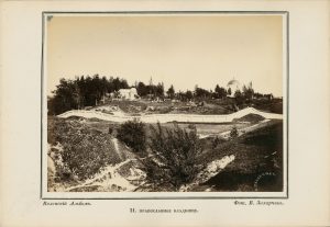 Vilhelmas Zacharčikas. Stačiatikių kapinės Rasų priemiestyje. Fotografija iš „Vilniaus albumo“. Nr. 21. Apie 1866 m. LNDM ED 199087. Lietuvos nacionalinis dailės muziejus. Naudojimo teisės: PD. Nuotrauka iš LIMIS