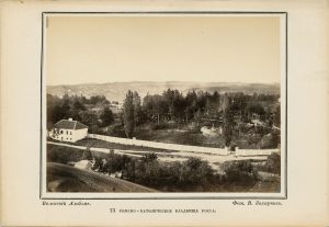 Vilhelmas Zacharčikas. Rasų katalikų kapinės. Fotografija iš „Vilniaus albumo“. Nr. 23. Apie 1866 m. LNDM ED 199089. Lietuvos nacionalinis dailės muziejus. Naudojimo teisės: PD. Nuotrauka iš LIMIS