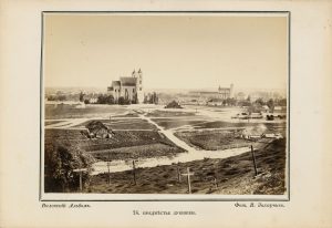 Vilhelmas Zacharčikas. Lukiškės. Fotografija iš „Vilniaus albumo“. Nr. 24. Apie 1866 m. LNDM ED 199090. Lietuvos nacionalinis dailės muziejus. Naudojimo teisės: PD. Nuotrauka iš LIMIS