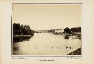 Vilhelmas Zacharčikas. Sluškų rūmai Neries pakrantėje. Fotografija iš „Vilniaus albumo“. Nr. 29. Apie 1866 m. LNDM ED 199095. Lietuvos nacionalinis dailės muziejus. Naudojimo teisės: PD. Nuotrauka iš LIMIS