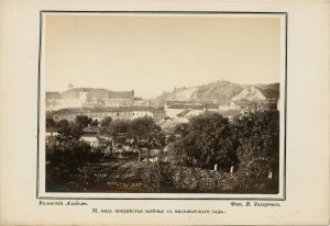 Vilhelmas Zacharčikas. Užupis nuo Misionierių sodų. Fotografija iš „Vilniaus albumo“. Nr. 32. Apie 1866 m. LNDM ED 199098. Lietuvos nacionalinis dailės muziejus. Naudojimo teisės: PD. Nuotrauka iš LIMIS