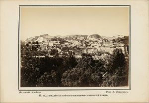 Vilhelmas Zacharčikas. Užupis nuo Paplaujos [Paupio] priemiesčio. Fotografija iš „Vilniaus albumo“. Nr. 33. Apie 1866 m. LNDM ED 199099. Lietuvos nacionalinis dailės muziejus. Naudojimo teisės: PD. Nuotrauka iš LIMIS