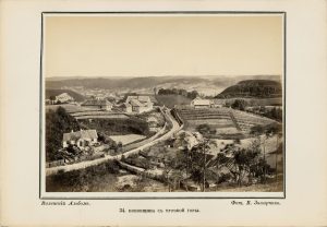 Vilhelmas Zacharčikas. Popovščina [Paupys] nuo Tauro kalno. Fotografija iš „Vilniaus albumo“. Nr. 34. Apie 1866 m. LNDM ED 199100. Lietuvos nacionalinis dailės muziejus. Naudojimo teisės: PD. Nuotrauka iš LIMIS