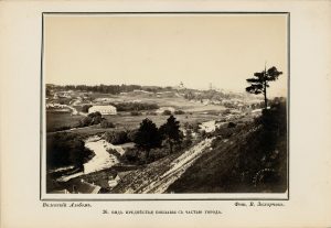 Vilhelmas Zacharčikas. Paplaujos [Paupio] priemiesčio vaizdas iš miesto pusės. Fotografija iš „Vilniaus albumo“. Nr. 36. Apie 1866 m. LNDM ED 199102. Lietuvos nacionalinis dailės muziejus. Naudojimo teisės: PD. Nuotrauka iš LIMIS