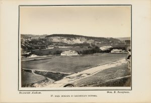 Vilhelmas Zacharčikas. Paplaujos ir Saksų salos [Paupyje] vaizdas. Fotografija iš „Vilniaus albumo“. Nr. 37. Apie 1866 m. LNDM ED 199103. Lietuvos nacionalinis dailės muziejus. Naudojimo teisės: PD. Nuotrauka iš LIMIS
