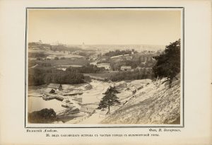 Vilhelmas Zacharčikas. Saksų sala [Paupyje] nuo Belmonto kalno. Fotografija iš „Vilniaus albumo“. Nr. 38. Apie 1866 m. LNDM ED 199104. Lietuvos nacionalinis dailės muziejus. Naudojimo teisės: PD. Nuotrauka iš LIMIS