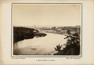 Vilhelmas Zacharčikas. Miesto vaizdas nuo Neries vingio. Fotografija iš „Vilniaus albumo“. Nr. 4. Apie 1866 m. LNDM ED 199071. Naudojimo teisės: PD. Nuotrauka iš LIMIS