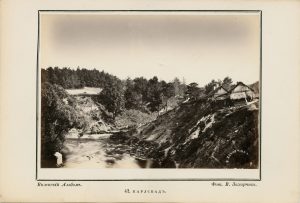 Vilhelmas Zacharčikas. Karlsbadas [užeiga Markučiuose]. Fotografija iš „Vilniaus albumo“. Nr. 42. Apie 1866 m. LNDM ED 199108. Lietuvos nacionalinis dailės muziejus. Naudojimo teisės: PD. Nuotrauka iš LIMIS