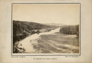 Vilhelmas Zacharčikas. Pilaitė nuo senojo Zakreto. Fotografija iš „Vilniaus albumo“. Nr. 46. Apie 1866 m. LNDM ED 199112. Lietuvos nacionalinis dailės muziejus. Naudojimo teisės: PD. Nuotrauka iš LIMIS