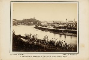 Vilhelmas Zacharčikas. Miesto vaizdas iš Pirmonto skersgatvio [Žvejų gatvės] kitoje Neries pusėje. Fotografija iš „Vilniaus albumo“. Nr. 5. Apie 1866 m. LNDM ED 199072. Naudojimo teisės: PD. Nuotrauka iš LIMIS