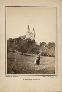Vilhelmas Zacharčikas. Šv. Kryžiaus Atradimo bažnyčia Vilniaus Kalvarijose. Fotografija iš „Vilniaus albumo“. Nr. 50. Apie 1866 m. LNDM ED 199116. Lietuvos nacionalinis dailės muziejus. Naudojimo teisės: PD. Nuotrauka iš LIMIS