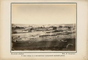 Vilhelmas Zacharčikas. Sankt Peterburgo-Varšuvos geležinkelis Vilniuje. Fotografija iš „Vilniaus albumo“. Nr. 6. Apie 1866 m. LNDM ED 199073. Lietuvos nacionalinis dailės muziejus. Naudojimo teisės: PD. Nuotrauka iš LIMIS