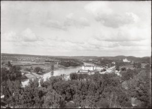 Stanisław Filibert Fleury. Panorama nuo Pilies kalno. Kairiajame Neries krante – Antakalnis, dešiniajame – caro kariuomenės sandėliai. XX a. pr. Lietuvos nacionalinis muziejus. Naudojimo teisės: CC BY-NC-ND. Nuotrauka iš Europeanos